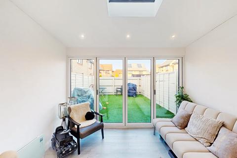 6 Oswald Close, Hornchurch, RM12 5DF