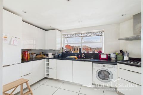 2 bedroom flat for sale, Lisle Close, Tooting Bec, London, SW17