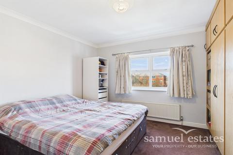 2 bedroom flat for sale, Lisle Close, Tooting Bec, London, SW17