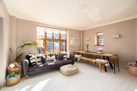 9 Heath Close, London, NW11 7DS