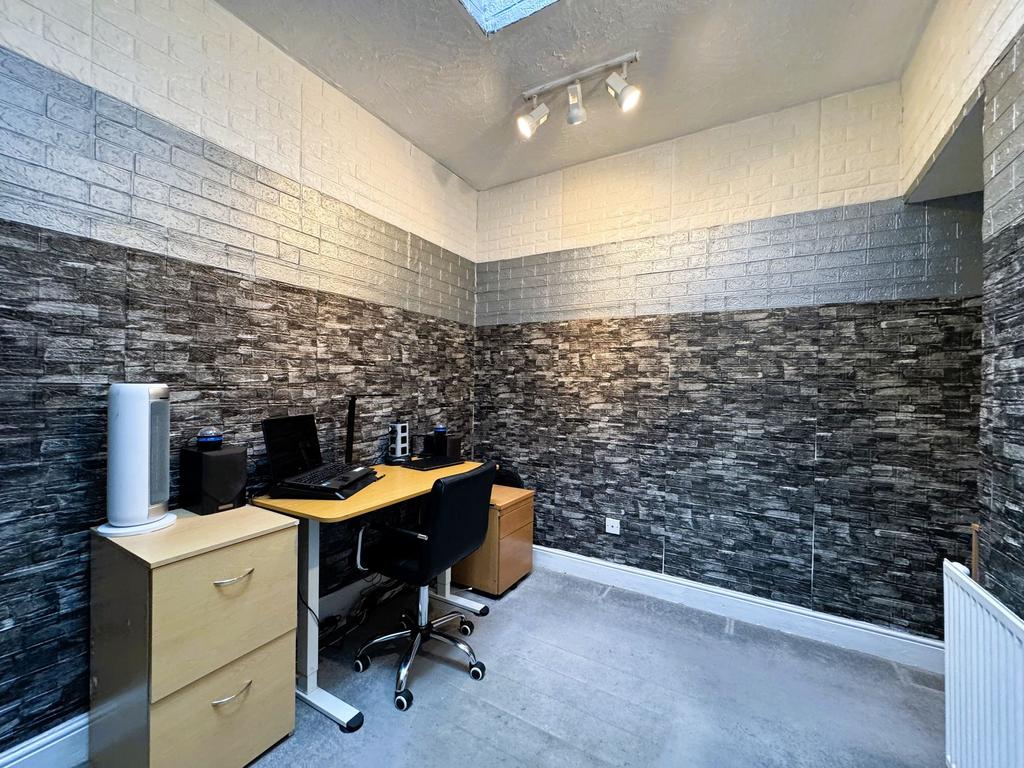 Bedroom /Office
