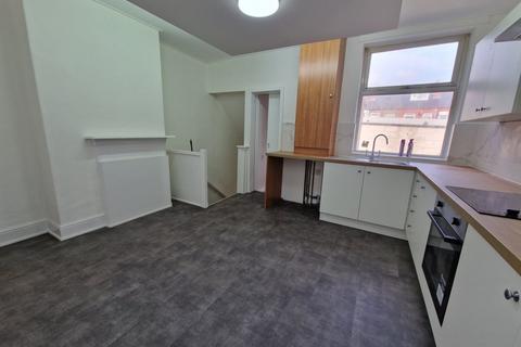 2 bedroom maisonette to rent, Firth Park Road, Firth Park