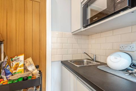 Studio to rent, Woodchurch Road, South Hampstead, London, NW6