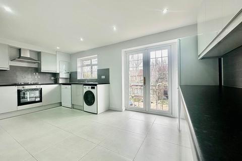 4 bedroom terraced house to rent, Tewkesbury Terrace, Bounds Green, London N11