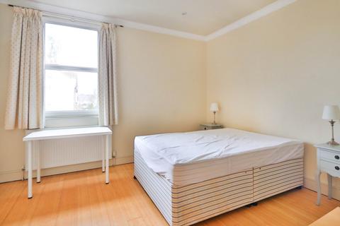 3 bedroom maisonette to rent, Alric Avenue, New Malden