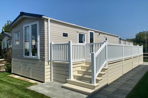 undefined, Brand New Two Bedroom Lodge Little Venice Country Park and Marina, Yalding ME18