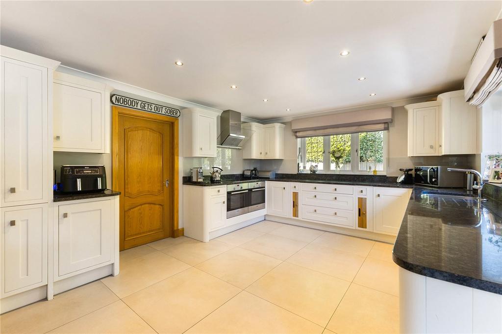 Kitchen/B'fast Room