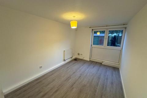 1 bedroom in a house share to rent, Usher Road, London