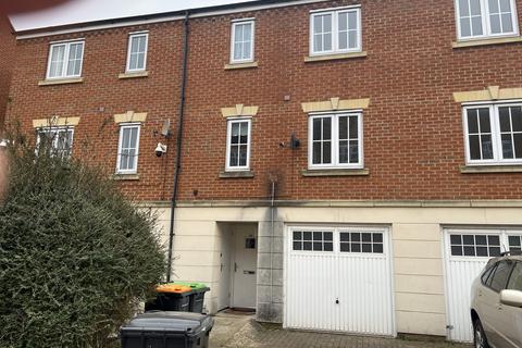 4 bedroom terraced house to rent, Crowe Road, Bedford MK40