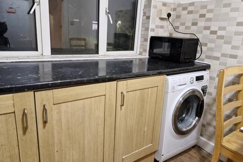 3 bedroom flat to rent, Kingsbury, London NW9