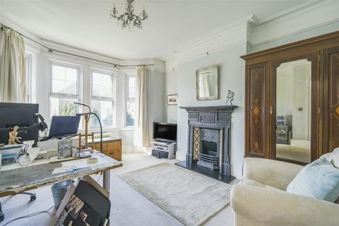 47 Hook Road, Surbiton, KT6 5AA