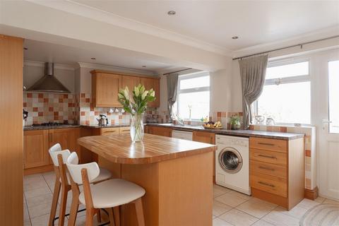 4 bedroom detached house for sale, Batts Hill, Redhill