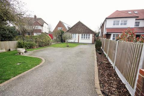 2 bedroom detached bungalow for sale, Rosslyn Road, Billericay, CM12