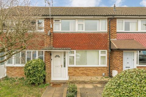 3 bedroom house to rent, Monaveen Gardens, West Molesey KT8