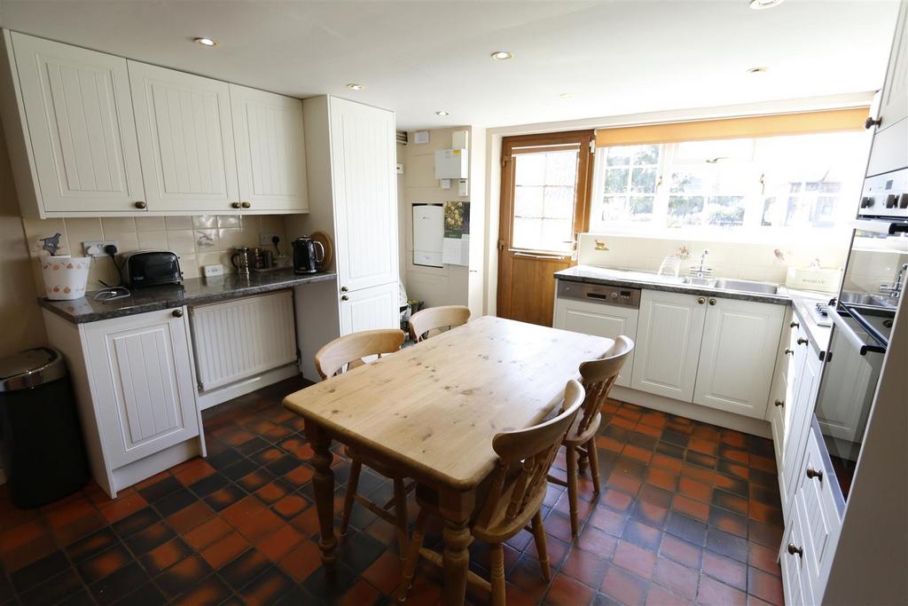 Kitchen2.JPG