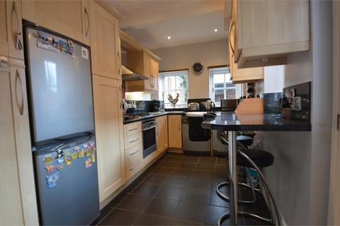 3 bedroom semi-detached house to rent, Kingsland Road, Alton