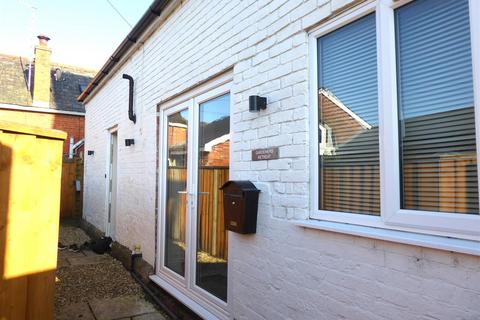 3 bedroom maisonette to rent, Station Road, Gillingham