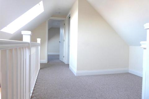 3 bedroom maisonette to rent, Station Road, Gillingham