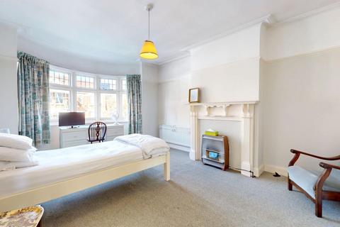 40 Redston Road, London, N8 7HJ
