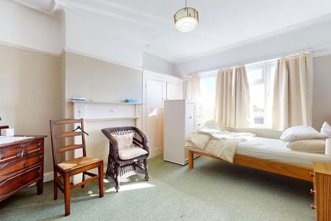 40 Redston Road, London, N8 7HJ