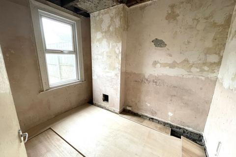 15 Ingatestone Road, London, SE25 4LG