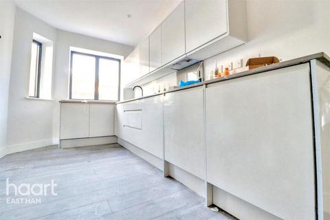 3 bedroom end of terrace house to rent, Inniskilling Road, London