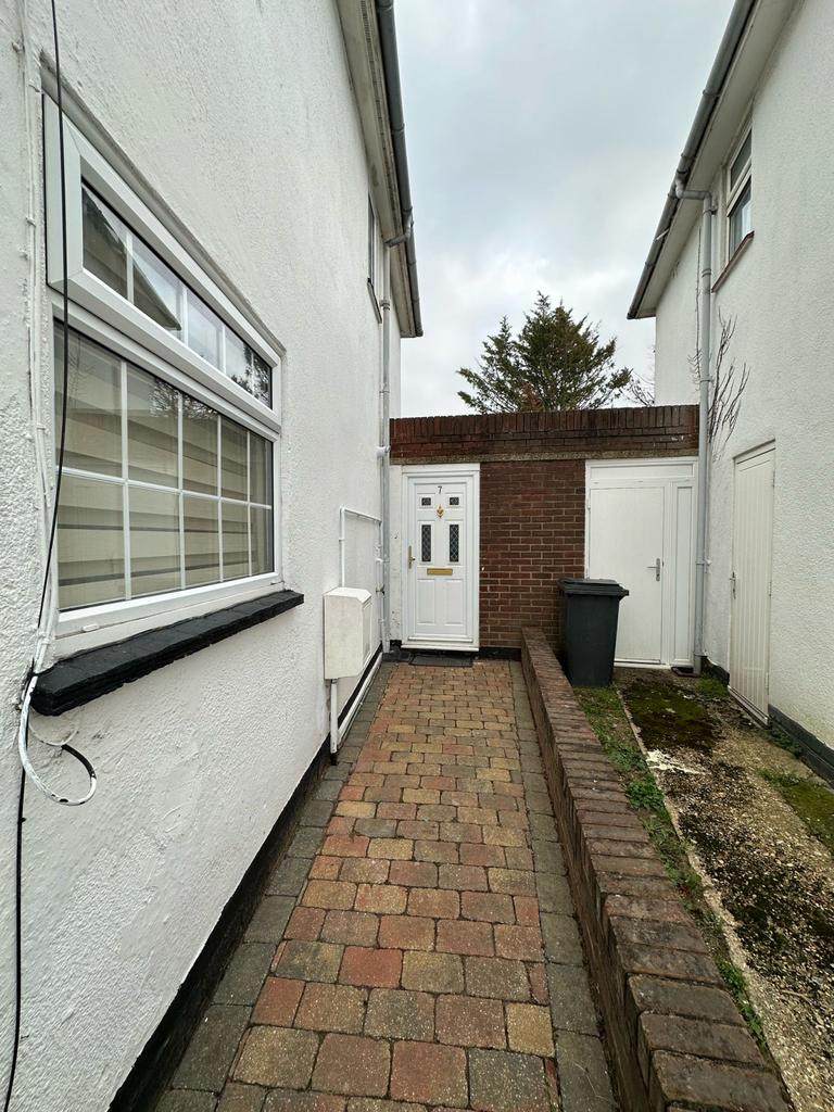 Studio for Rent – All Bills Included   £950 PC