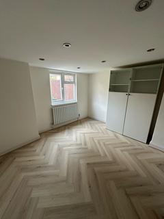 Studio to rent, Uxbridge, UB10