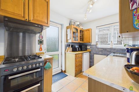 2 bedroom ground floor maisonette for sale, Milford Close, London, SE2