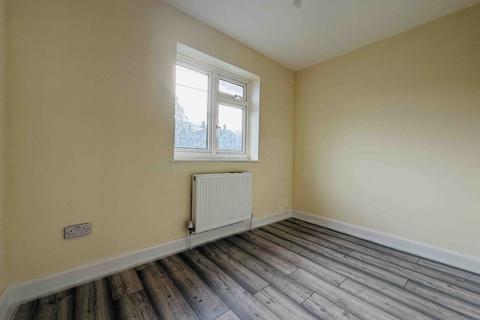 3 bedroom terraced house to rent, Boxgrove Road, London SE2