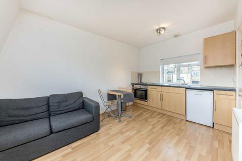 Studio to rent, Earls Court Gardens, London SW5