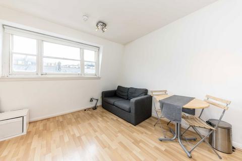 Studio to rent, Earls Court Gardens, London SW5