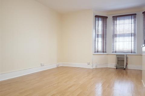 1 bedroom flat to rent, Chertsey Bridge Road, Chertsey