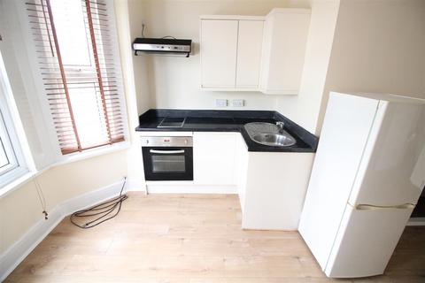 1 bedroom flat to rent, Chertsey Bridge Road, Chertsey