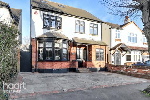 18 Balmoral Road, Romford, RM2 5XD