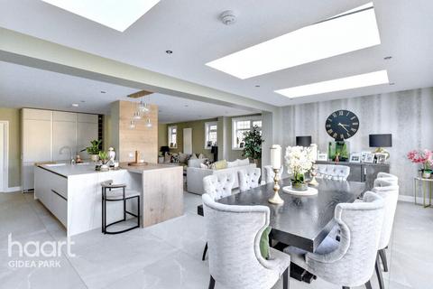 18 Balmoral Road, Romford, RM2 5XD