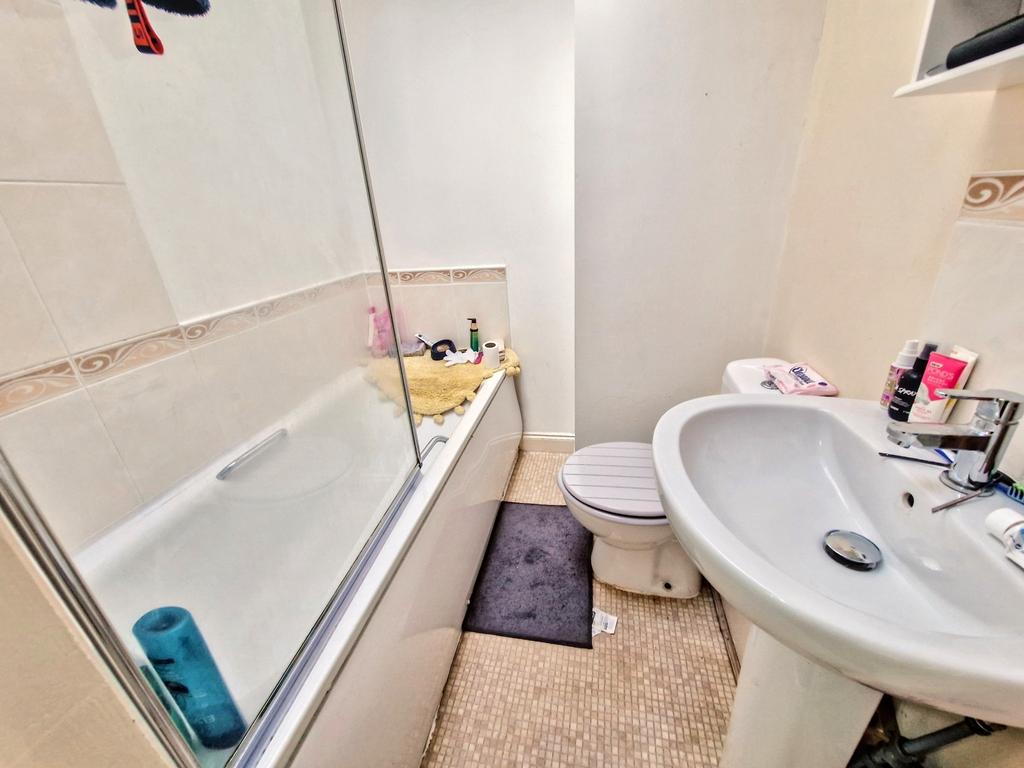 1st Floor Flat 2 Bathroom