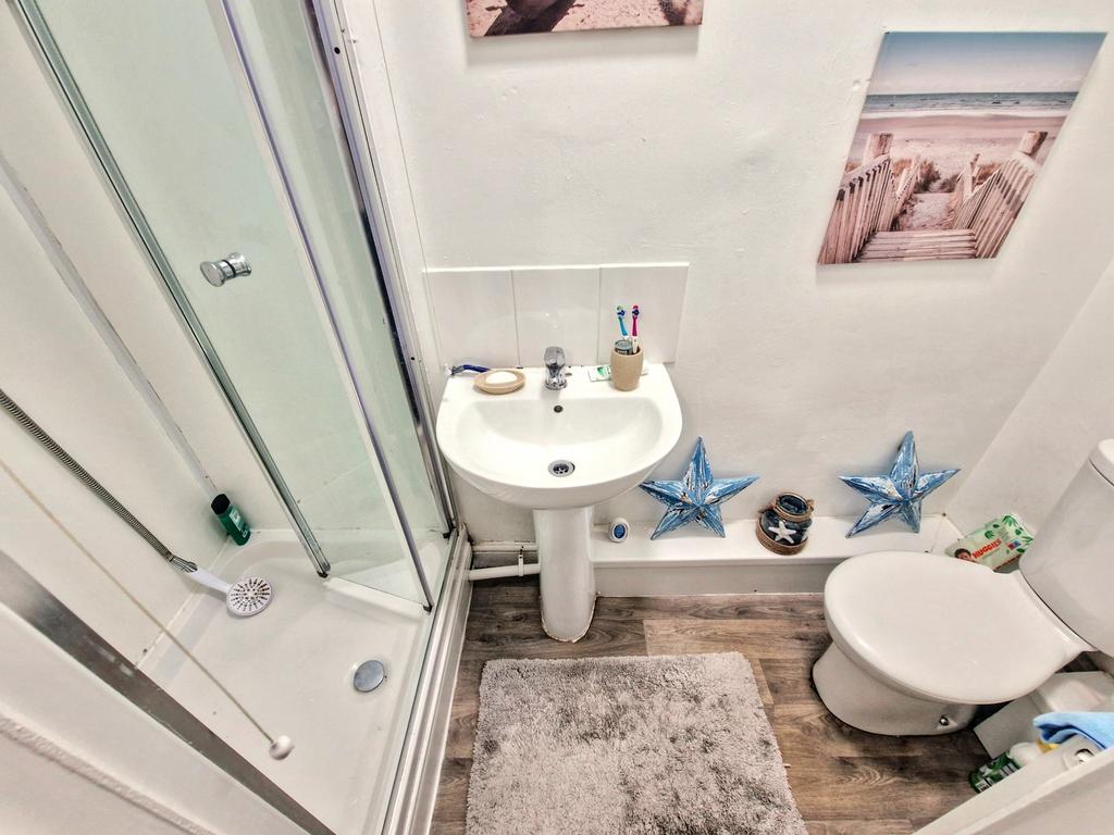 Ground Floor Flat 1 Bathroom