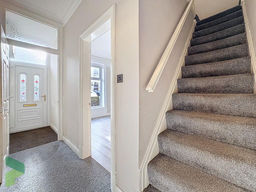 Hallway. Satirs to 1st flr