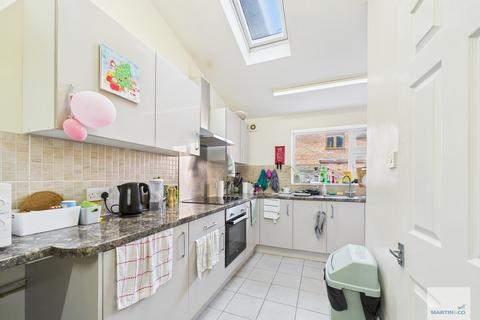 4 bedroom terraced house to rent, Broadgate, Beeston