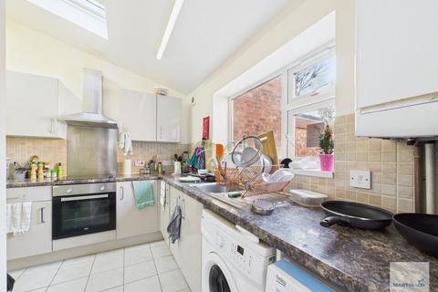 4 bedroom terraced house to rent, Broadgate, Beeston