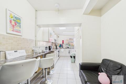 4 bedroom terraced house to rent, Broadgate, Beeston