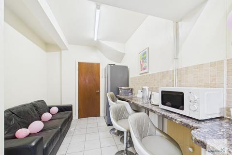 4 bedroom terraced house to rent, Broadgate, Beeston