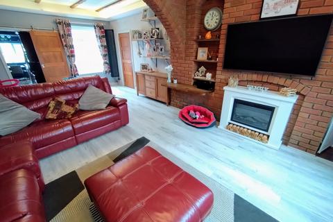 5 bedroom semi-detached house for sale, Turnhurst Road, Packmoor