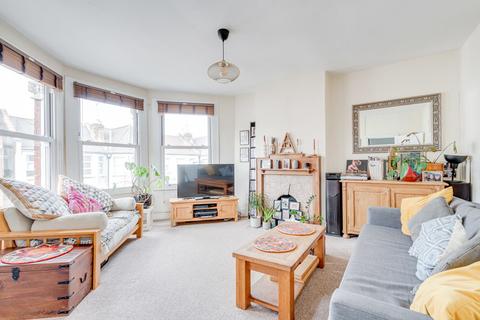 2 bedroom flat for sale, Lausanne Road N8