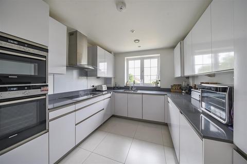 2 bedroom flat for sale, Sparrows Herne, Bushey WD23