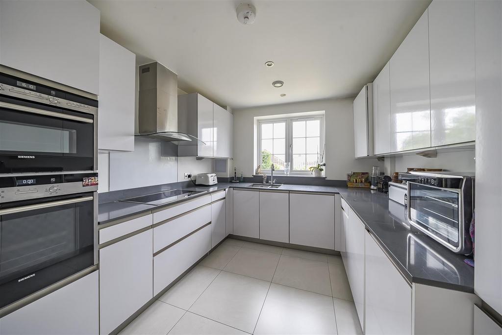 Kitchen/Breakfast Room: