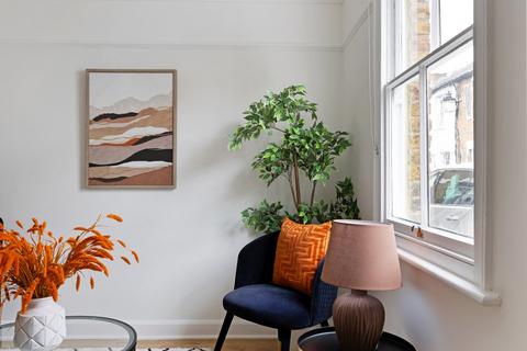 2 Connaught Road, Richmond, TW10 6DW