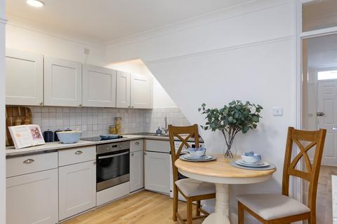 2 Connaught Road, Richmond, TW10 6DW