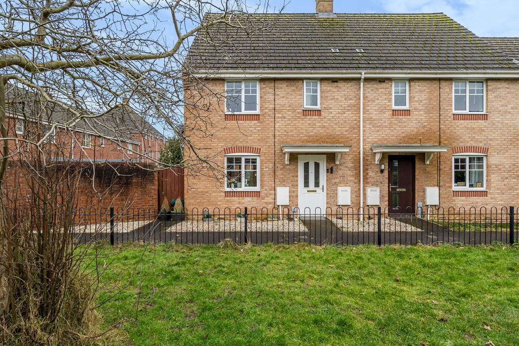 Endeavour Road, Covingham, Swindon, SN3 3 bed end of terrace house - £ ...